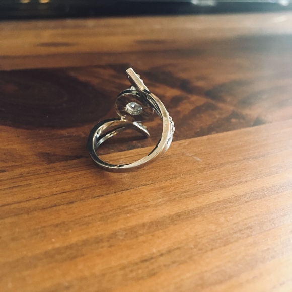 Elegant Two-tone White Topaz and Zirconia Ring - Picture 4 of 4